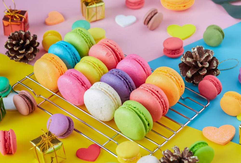 cuisine, psychologie, macarons, recette, pâtisserie, plaisir, préparation, finesse, dégustation, saveurs variées, art culinaire, créativité, technique de pâtisserie, couleurs, douceur, meringue, garniture, moments de partage, atelier de cuisine, tradition française, gourmandise, challenge, satisfaction personnelle, équilibre émotionnel, joie de cuisiner