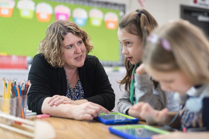 ASEM, écoles maternelles, éducation, petite enfance, fiche métier, assistant éducatif, activités pédagogiques, développement enfant, surveillance enfants, jeux éducatifs, aide enseignant, accueil maternel, compétences relationnelles, formation ASEM, hygiène, sécurité des enfants, cantine scolaire, sieste, éveil musical, arts plastiques, motricité, encadrement enfants, routine quotidienne, collaboration pédagogique, bien-être enfant.