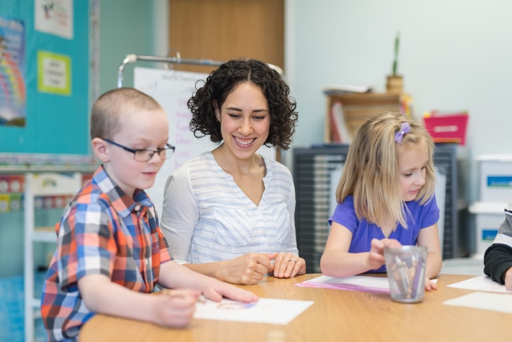 ATSEM, écoles maternelles, éducation, fiche métier, petite enfance, soutien pédagogique, aide enseignant, activités scolaires, hygiène enfantine, sécurité enfants, repas scolaires, jeux éducatifs, développement infantile, formation ATSEM, compétences professionnelles, encadrement, préparation matériel, nettoyage classe, bien-être enfants, assistance pédagogique, réglementation scolaire, service public, interaction enfants, emploi municipal, accueil maternel.