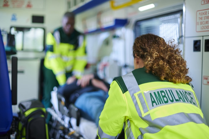 Ambulancier, Urgences médicales, Soins préhospitaliers, Transport sanitaire, Ambulance, Secourisme, Intervention d'urgence, Formation ambulancier, Équipement médical, Triage, Réanimation, Premiers soins, Emploi santé, Communication d'urgence, Évacuation médicale, Protocoles d'urgence, Surveillance patient, Secours routiers, Gestion du stress, Certification ambulancier, Équipe médicale, Santé publique, Conduite d'urgence, Coordination des soins, Réponse rapide.