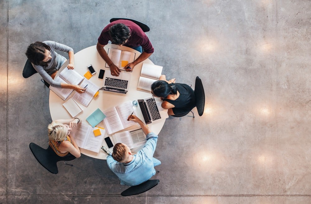 bilan de compétences, étudiants, centres de formation, orientation professionnelle, développement de carrière, conseil en orientation, évaluation des compétences, planification de carrière, choix d'études, accompagnement personnalisé, réorientation professionnelle, conseillers d'orientation, compétences transférables, analyse de compétences, orientation académique, parcours professionnel, découverte de soi, bilan personnel, formations supérieures, options de carrière, ateliers de compétences, compétences clés, exploration professionnelle, soutien à l'orientation, objectifs professionnels