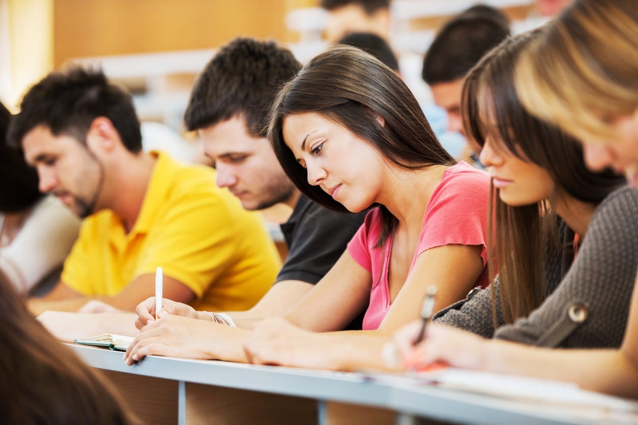 classe préparatoire, concours, enseignement d’élite, études intensives, rigueur académique, préparation à l’université, concours d’entrée, grandes écoles, enseignement supérieur, évaluation des étudiants, habitudes d’étude, potentiel académique, préparation aux tests, orientation scolaire, gestion du temps, discipline dans l’étude, stratégies d’apprentissage, réussite scolaire, évaluation pédagogique, cours de préparation, préparation des étudiants, école préparatoire, défis académiques, excellence académique, test d’orientation.