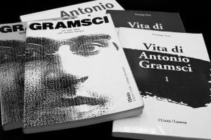 Dix citations inspirantes, Antonio Gramsci, citations célèbres, inspiration, sagesse, philosophie, pensée profonde, réflexion, motivation, politique, hégémonie, marxisme, écriture, auteur, humanisme, vie quotidienne, introspection, critique sociale, théorie critique, visionnaire, quête de sens, héritage intellectuel, créativité, révolution, culture, éthique.