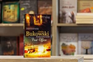 Charles Bukowski, citations de Bukowski, littérature américaine, poésie de Bukowski, réalisme brutal, citations célèbres, écriture crue, anti-establishment, influence de Bukowski, héritage littéraire, style narratif, iconoclaste, vie de Bukowski, complexité humaine, introspection, expression libre, underground littéraire, écrivain provocateur, individualisme, résilience, honnêteté dans l'écriture, réalisme urbain, ironie et sarcasme, voix unique, littérature de la contre-culture.