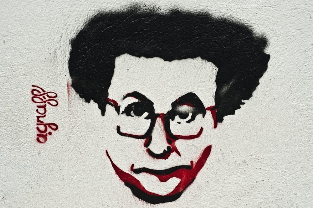 Dix citations inspirantes, Coluche, citations célèbres, inspiration, humour, sagesse, pensée positive, motivation, introspection, réflexion, critique sociale, comédie, vie quotidienne, générosité, humanisme, engagement, satire, société, bienveillance, esprit libre, transformation, provocateur, quête de sens, héritage, spectacles, liberté d'expression.