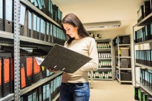 Archiviste, Gestion des archives, Conservation de documents, Histoire documentaire, Catalogage, Numérisation de documents, Archivage numérique, Recherche historique, Protection des données, Archives publiques, Systèmes de gestion des informations, Restauration de documents, Archives privées, Accès à l'information, Préservation du patrimoine, Archivage légal, Classification des documents, Inventaire d'archives, Mémoire institutionnelle, Archives électroniques, Formation en archivistique, Politiques d'archivage, Éthique en archivistique, Technologies de l'information, Gestion de bibliothèques.