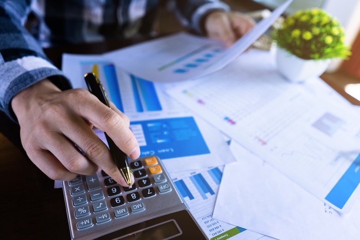 Auditeur, Audit financier, Comptabilité, Contrôle interne, Audit de conformité, Risques financiers, Rapports d'audit, Normes comptables, Évaluation des performances, Sécurité financière, Audit externe, Audit interne, Analyse financière, Révision comptable, Gestion de risque, Conseil en gestion, Certification des comptes, Audit opérationnel, Fraude financière, Lois et réglementations, Gouvernance d'entreprise, Planification fiscale, Audit environnemental, Due diligence, Éthique professionnelle.