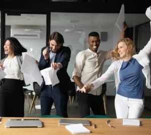 musique de fond, bureau, productivité, humeur, employés, bien-être, concentration, stress, ambiance de travail, efficacité, créativité, moral, environnement de travail, performance, cohésion d'équipe, préférences musicales, santé mentale, motivation, ORIENTACTION, ergonomie, gestion du stress, playlists, pauses musicales, personnalisation, dynamique de groupe.