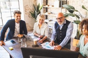 différences générationnelles dynamique d’équipe communication au travail baby-boomers génération X milléniaux génération Z styles de communication collaboration intergénérationnelle gestion des conflits motivation des employés engagement des employés hiérarchie technologie équilibre travail-vie personnelle flexibilité mentorat inversé formation intergénérationnelle ORIENTACTION reconnaissance développement professionnel inclusion outils de communication culture d’entreprise performance au travail