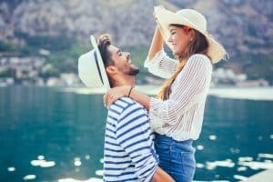 trouver l'amour, vacances, test de personnalité, rencontres en vacances, amour de vacances, relations amoureuses, romance estivale, compatibilité amoureuse, aventure amoureuse, flirt en voyage, séduction, destinations romantiques, coup de foudre, voyage en couple, connexion émotionnelle, expériences de voyage, vacances romantiques, psychologie amoureuse, vie amoureuse, spontanéité, opportunités de rencontres, amour à distance, moments magiques, souvenirs de vacances, affinités romantiques
