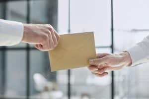 lettre, remise, main propre, rédaction, format, structure, introduction, corps, conclusion, politesse, destinataire, adresse, date, signature, message, formalité, clarté, concision, présentation, en-tête, style, communication, conseils, étiquette, importance.