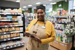employé de libre service, fiche métier employé, mise en rayon, grande distribution, gestion des stocks, facing, approvisionnement, compétences employé, service clientèle, marchandisage, rotation des produits, inventaire, étiquetage, rayons alimentaires, logistique magasin, vente en libre-service, rangement rayons, accueil client, secteur commerce, point de vente, hygiène et propreté, réassortiment, gestion produits, travail en magasin, préparation commandes, emploi commerce.