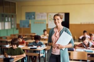enseignant, métier de l'éducation, fiche métier enseignant, pédagogie, éducation nationale, gestion de classe, transmission du savoir, compétences pédagogiques, formation enseignant, enseignement primaire, enseignement secondaire, accompagnement élèves, méthodologie, préparation cours, évaluation scolaire, relation enseignant-élève, programme scolaire, pédagogie différenciée, soutien scolaire, apprentissage, éducation bienveillante, compétences disciplinaires, innovation pédagogique, motivation des élèves, emploi enseignant, carrière éducative.