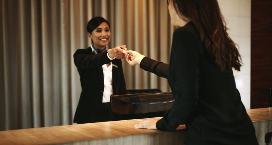 hôtesse d'accueil, métier d'accueil, fiche métier hôtesse, réception, accueil visiteurs, service clientèle, standard téléphonique, compétences relationnelles, accueil physique, gestion des appels, orientation visiteurs, entreprise, service accueil, événements, sourire professionnel, communication, gestion des rendez-vous, accueil en entreprise, emploi hôtesse, relations publiques, accueil événementiel, contact client, compétences en communication, poste d'accueil, relation client, accueil téléphonique.