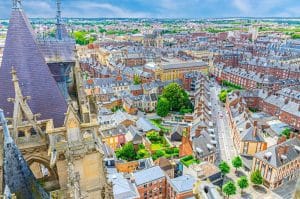 outplacement, Amiens, transition professionnelle, accompagnement personnalisé, reconversion, bilan de compétences, coaching de carrière, recherche d'emploi, insertion professionnelle, formation, développement des compétences, réseau professionnel, employabilité, services RH, gestion des carrières, entreprises partenaires, soutien psychologique, opportunités d'emploi, gestion du changement, préparation aux entretiens, CV, lettres de motivation, consultants spécialisés, marché du travail, ORIENTACTION.