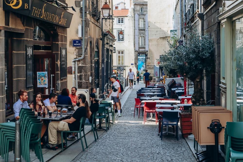 utplacement, Clermont-Ferrand, accompagnement, transition professionnelle, reconversion, recherche d'emploi, bilan de compétences, coaching individuel, insertion professionnelle, formation, soutien personnalisé, conseils de carrière, ateliers pratiques, rédaction de CV, lettres de motivation, préparation aux entretiens, employabilité, opportunités d'emploi, services d'accompagnement, développement professionnel, stratégie de recherche, gestion de carrière, marché du travail, réseau professionnel, réussite professionnelle.