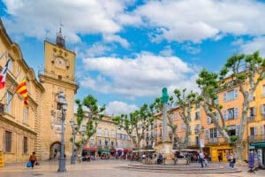 reclassement, Aix-en-Provence, accompagnement, transition professionnelle, coaching, bilan de compétences, employabilité, recherche d'emploi, insertion professionnelle, formation, soutien personnalisé, conseils de carrière, projet professionnel, ateliers pratiques, rédaction de CV, lettres de motivation, préparation aux entretiens, gestion des émotions, opportunités d'emploi, services d'accompagnement, développement professionnel, stratégie de recherche, climat social, responsabilité sociale, réussite professionnelle.
