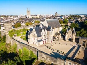 VAE, Angers, validation des acquis, diplôme, reconnaissance des compétences, accompagnement, formation, certification, parcours professionnel, marché de l'emploi, consultants, expérience professionnelle, reconversion, développement de carrière, opportunités, méthodologie, soutien à distance, réussite, livret de VAE, compétences reconnues, projet professionnel, ambitions, témoignages, conseils personnalisés, sessions en ligne.