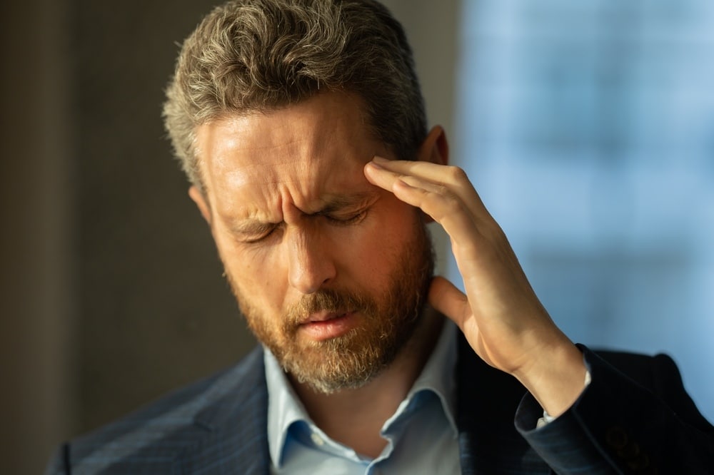 migraine chronique, gestion naturelle, solutions migraine, soulagement naturel, remèdes naturels, douleur tête, gestion douleur, alternatives naturelles, médecine douce, acupuncture, relaxation, huiles essentielles, phytothérapie, gestion stress, hydratation, sommeil réparateur, alimentation saine, déclencheurs migraine, prévention migraine, techniques relaxation, yoga, méditation, bien-être, santé holistique, conseils santé, soins naturels.