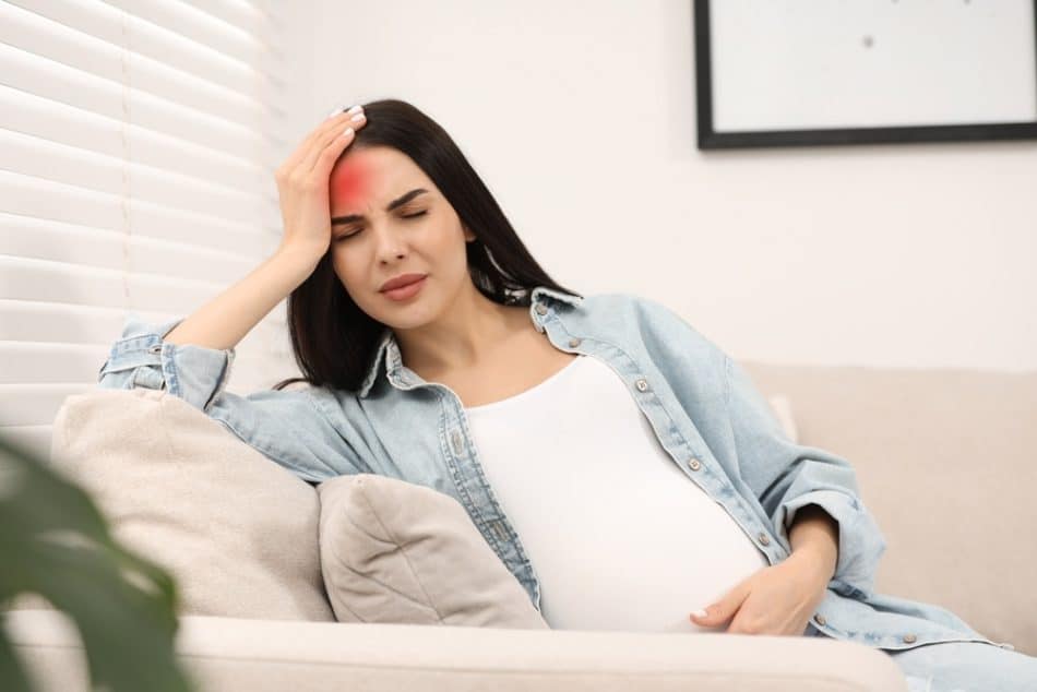 maux de tête, femme enceinte, grossesse, conseils, précautions, soulagement, douleur, santé maternelle, traitements naturels, habitudes de vie, stress, hydratation, alimentation équilibrée, consultation médicale, repos, exercices doux, gestion de la douleur, causes des maux de tête, sécurité, symptômes, soutien familial, impact émotionnel, relaxation, conseils pratiques.
