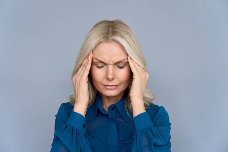 migraine chronique, symptômes migraine, défis quotidiens, qualité de vie, douleur tête, gestion migraine, impact santé, vie quotidienne, fatigue chronique, sensibilité lumière, sensibilité bruit, nausées, stress, troubles sommeil, adaptation, stratégies gestion, soutien émotionnel, bien-être, santé mentale, prévention, traitements naturels, médecine douce, conseils pratiques, témoignages, ressources santé, accompagnement.