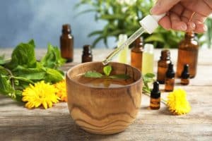 remèdes naturels, maux de tête, bienfaits, soulagement, plantes médicinales, huiles essentielles, thérapies alternatives, migraines, douleurs, prévention, nutrition, relaxation, aromathérapie, stress, hydratation, infusions, acupression, exercice physique, sommeil, habitudes saines, médecine douce, réflexologie, traitements naturels, qualité de vie, solutions holistiques.
