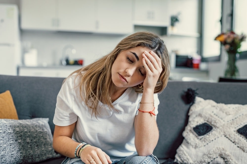 migraine hormonale, symptômes, identification, réponses efficaces, fluctuations hormonales, cycle menstruel, maux de tête, nausées, sensibilités, fatigue, traitements, prévention, facteurs déclenchants, douleur, hormones, consultation médicale, soulagement, stratégies, gestion de la douleur, qualité de vie, bien-être, déséquilibres hormonaux, remèdes, accompagnement, éducation.