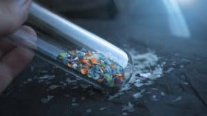 polluants éternels, PFAS, microplastiques, métaux lourds, exposition aux polluants, santé environnementale, risques pour la santé, eau potable, emballages alimentaires, cosmétiques, textiles, perturbations hormonales, système immunitaire, cancers, maladies cardiovasculaires, test d'exposition, qualité de l'eau, alimentation bio, produits ultra-transformés, poissons contaminés, emballages plastiques, cosmétiques naturels, retardateurs de flamme, environnement pollué, ORIENTACTION, recommandations pratiques.