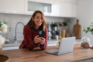 réseaux sociaux, confiance en soi, Dr Emeric Lebreton, estime de soi, cyberpsychologie, effets négatifs, comparaison sociale, santé mentale, bien-être numérique, addiction aux réseaux, image corporelle, influence digitale, psychologie des médias, auto-perception, pression sociale, validation virtuelle, dépendance numérique, image de soi, réseaux sociaux et santé, équilibre digital, comportement en ligne, impact psychologique, gestion du temps, authenticité en ligne, conseils psychologiques, épanouissement personnel