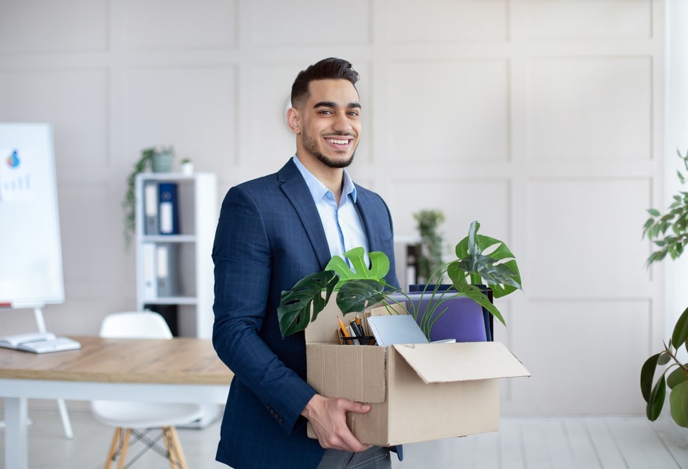 salarié, travail, démission, stress, burn-out, épuisement, bureau, RH, motivation, employé, départ, entreprise, carrière, décision, incertitude, charge de travail, insatisfaction, gestion, psychologie, environnement de travail, turnover, choix professionnel, bien-être, engagement, emploi