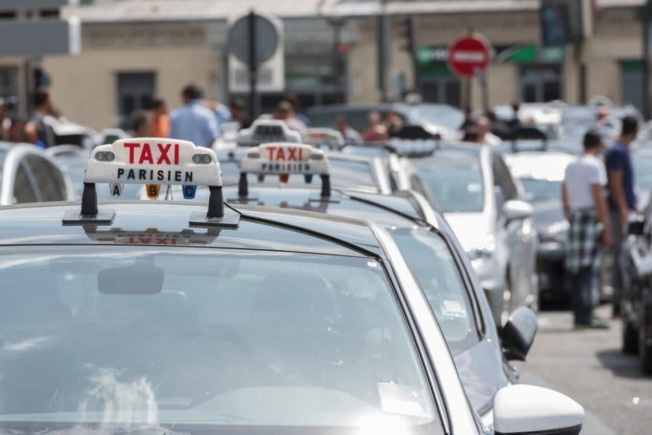 taxis en colère, manifestations taxis, marché artificiel, politique transports, concurrence déloyale, VTC, régulation étatique, colère professionnelle, crise des taxis, économie régulée, lobbying, grève taxis, Uber, dérives sectorielles, intervention étatique, conflit professionnel, transport urbain, prix artificiels, distorsion concurrence, colère sociale, métier en danger, réglementation abusive, revendications taxis, inégalités économiques, monopole contesté