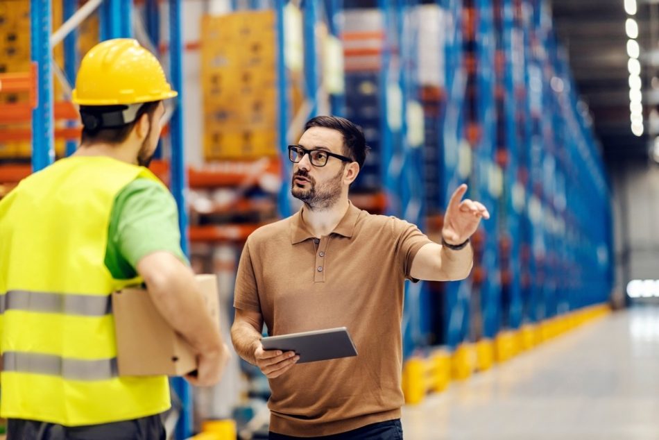 exemples management autoritaire, cas concrets management, style leadership autoritaire, management directif, autorité hiérarchique, obéissance en entreprise, contrôle managérial, discipline professionnelle, gestion par l'ordre, décision unilatérale, management militaire, exemple usine, management hospitalier urgence, startup autoritaire, entraîneur sportif autoritaire, management crise, productivité sous pression, turnover management, limites autorité, avantages inconvénients, contexte management, études de cas, management traditionnel, résistance au changement, centralisation pouvoir