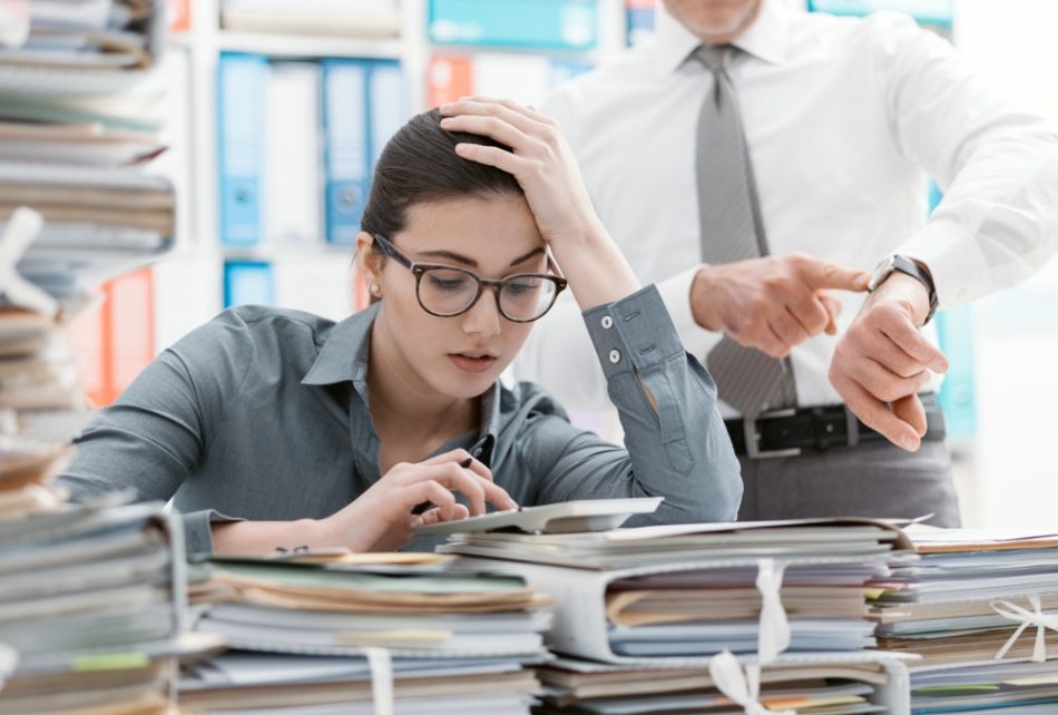 définition management autoritaire, style de leadership, management directif, leadership autoritaire, avantages inconvénients, caractéristiques management, gestion autoritaire, commandement hiérarchique, prise de décision unilatérale, contrôle managérial, obéissance organisationnelle, structure pyramidale, discipline managériale, limites autorité, impact sur équipe, motivation employés, productivité management, risques leadership, comparaison styles managériaux, historique management, exemples concrets, études de cas, alternatives managériales, psychologie du pouvoir, critique management autoritaire