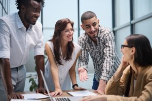 définition management paternaliste, protection et contrôle, style de leadership, gestion paternaliste, autorité bienveillante, entreprise familiale, relation manager collaborateur, décision centralisée, loyauté employés, obéissance hiérarchique, avantages inconvénients, cohésion d'équipe, infantilisation salariés, favouritisme, stabilité emploi, management traditionnel, leadership affectif, contrôle managérial, soutien personnalisé, récompenses arbitraires, limites autonomie, climat de proximité, dépendance affective, management vertical, culture d'entreprise traditionnelle