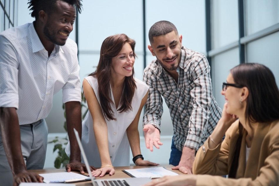 définition management paternaliste, protection et contrôle, style de leadership, gestion paternaliste, autorité bienveillante, entreprise familiale, relation manager collaborateur, décision centralisée, loyauté employés, obéissance hiérarchique, avantages inconvénients, cohésion d'équipe, infantilisation salariés, favouritisme, stabilité emploi, management traditionnel, leadership affectif, contrôle managérial, soutien personnalisé, récompenses arbitraires, limites autonomie, climat de proximité, dépendance affective, management vertical, culture d'entreprise traditionnelle