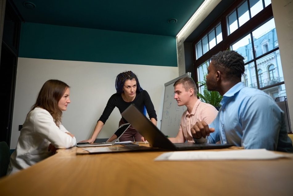 management autoritaire, avantages management, inconvénients management, style de management, leadership autoritaire, gestion d'équipe, efficacité managériale, risques management, prise de décision, productivité équipe, climat social, motivation employés, management directif, avantages inconvénients, autorité managériale, obéissance hiérarchique, stress professionnel, turnover employés, décision rapide, créativité limitée, structure organisationnelle, management vertical, performance à court terme, résistance au changement, management traditionnel