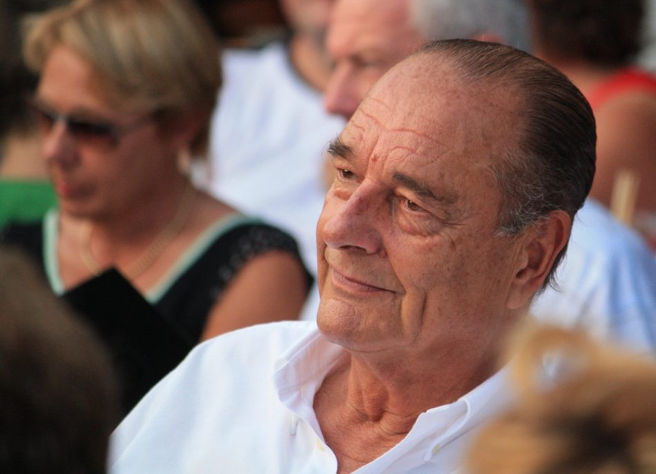 dissolution Chirac, dissolution Macron, arme fatale politique, fragilisation pouvoir, histoire dissolution France, crises politiques françaises, comparaison Chirac Macron, stratégies dissolution, risques dissolution, instabilité gouvernementale, pouvoirs présidentiels, conséquences dissolution, démocratie française, histoire constitutionnelle, calculs politiques, échecs dissolution, leçons historiques, pouvoirs et contre-pouvoirs, analyse politique comparative, mécanismes institutionnels, réactions opposition, opinion publique dissolution, légitimité présidentielle, crises de régime, alternance politique