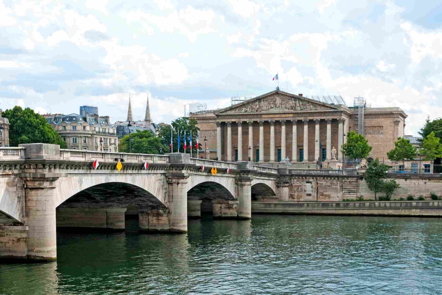 dissolution Assemblée 2025, spectre politique, solution politique, crise démocratique, instabilité gouvernementale, risques dissolution 2025, analyse politique française, conséquences dissolution, avenir institutionnel, critiques dissolution, alternatives politiques, démocratie en péril, leçons historiques, échecs passés, fragilisation pouvoir, opposition 2025, majorité fragile, élections anticipées, bilan dissolution, réactions citoyennes, incertitude politique, gouvernance difficile, perspectives politiques, scénarios post-dissolution, réforme institutionnelle