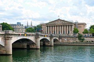 dissolution Assemblée 2025, spectre politique, solution politique, crise démocratique, instabilité gouvernementale, risques dissolution 2025, analyse politique française, conséquences dissolution, avenir institutionnel, critiques dissolution, alternatives politiques, démocratie en péril, leçons historiques, échecs passés, fragilisation pouvoir, opposition 2025, majorité fragile, élections anticipées, bilan dissolution, réactions citoyennes, incertitude politique, gouvernance difficile, perspectives politiques, scénarios post-dissolution, réforme institutionnelle