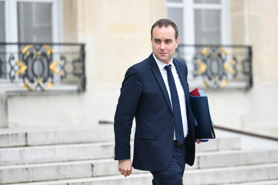 Sébastien Lecornu, ministre des Armées, politique française, gouvernement français, biographie Lecornu, parcours politique, ministre de Macron, droite française, Les Républicains, Hauts-de-France, Normandie politique, élections territoriales, ministre de l'Agriculture, carrière ministérielle, défense nationale, portefeuille Armées, jeunesse politique, ascension politique, communication gouvernementale, stratégie défense, politique de sécurité, actualité politique française, personnalités gouvernementales, exécutif français, entourage présidentiel