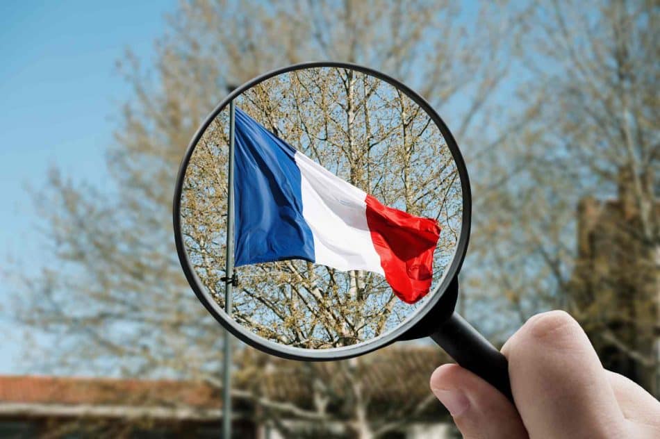 crise de confiance politique, défiance politique française, rapport citoyens politique, désengagement politique, méfiance institutions, crise démocratique, abstention record, perte de crédibilité politique, fracture démocratique, désillusion politique, défiance citoyenne, crise de légitimité, relations politiques-citoyens, mécontentement démocratique, scepticisme politique, rupture politique-société, perte de confiance, crise représentative, désaffection politique, malaise démocratique, défiance envers élus, crise politique française, détachement citoyen, rupture confiance, avenir démocratique