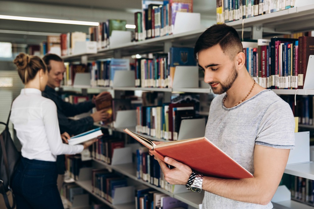 études Marseille, universités Marseille, enseignement supérieur Marseille, Aix-Marseille Université, écoles Marseille, formation Marseille, campus Marseille, vie étudiante Marseille, logement étudiant Marseille, transports étudiants Marseille, facs Marseille, établissements supérieurs Marseille, AMU, Kedge Business School, Centrale Marseille, Polytech Marseille, IUT Marseille, facultés Marseille, offres formation Marseille, quartiers étudiants Marseille, bibliothèques Marseille, restauration étudiante Marseille, associations étudiantes Marseille, inscriptions Marseille, orientation Marseille