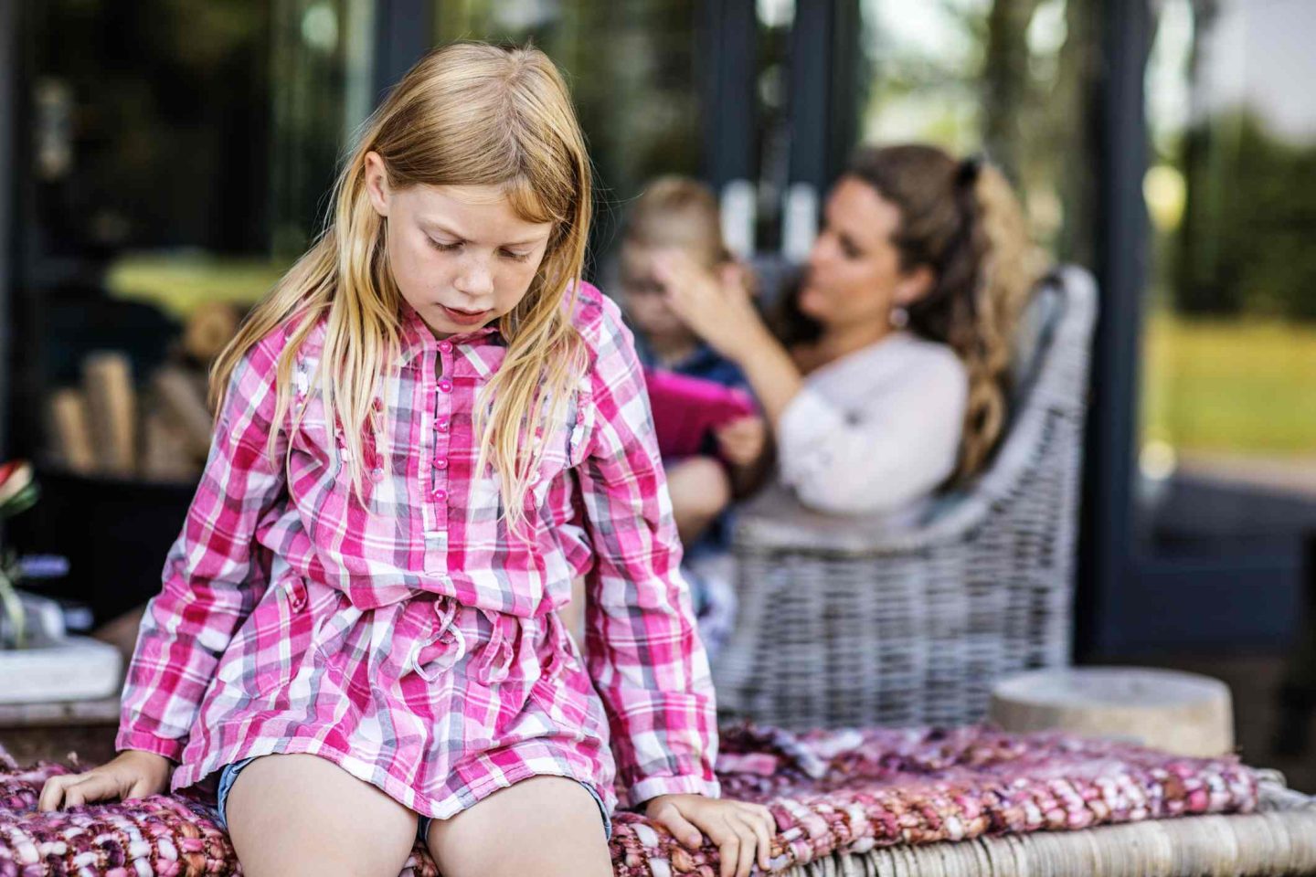 famille de remplacement, liens affectifs substituts, construction familiale alternative, relations substitutives, famille choisie, attachement non-biologique, noyau relationnel, fratrie symbolique, parenté sociale, relations de substitution, reconstruction familiale, famille affective, liens électifs, sociologie familiale, relations pseudo-familiales, attachement compensatoire, structures relationnelles alternatives, psychologie des liens, famille reconstituée affective, besoins d'appartenance, micro-communauté affective, relations de remplacement, dynamiques familiales modernes, sociabilité élective, noyau affectif substitutif