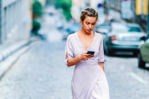 hyperconnexion, solitude moderne, individualisme société, paradoxes contemporains, société numérique, isolement connecté, relations virtuelles, déconnexion sociale, modernité paradoxale, crise du lien, technologies sociales, solitude numérique, individualisation société, connexion solitaire, paradoxe digital, relations humaines modernes, société connectée, isolement numérique, nouvelles solitudes, hyperconnectivité, individualisme numérique, paradoxes sociaux, lien social moderne, déconnection humaine, société individualiste