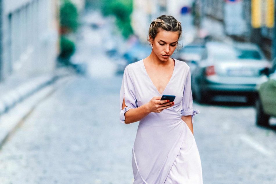 hyperconnexion, solitude moderne, individualisme société, paradoxes contemporains, société numérique, isolement connecté, relations virtuelles, déconnexion sociale, modernité paradoxale, crise du lien, technologies sociales, solitude numérique, individualisation société, connexion solitaire, paradoxe digital, relations humaines modernes, société connectée, isolement numérique, nouvelles solitudes, hyperconnectivité, individualisme numérique, paradoxes sociaux, lien social moderne, déconnection humaine, société individualiste