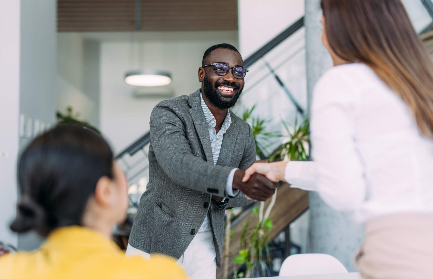 recrutement pénurie talents, entreprises reconversion, stratégie recrutement, talents alternatifs, compétences transférables, marché travail tendances, pénurie main-d'œuvre, nouvelles sources talents, recrutement innovant, potentiel caché, diversité recrutement, compétences émergentes, approche recrutement, talents non-traditionnels, adaptation recrutement, besoins compétences, solutions recrutement, approche inclusive, recrutement prospectif, talents reconvertis, stratégie talents, innovation RH, recrutement durable, approche alternative, avenir recrutement