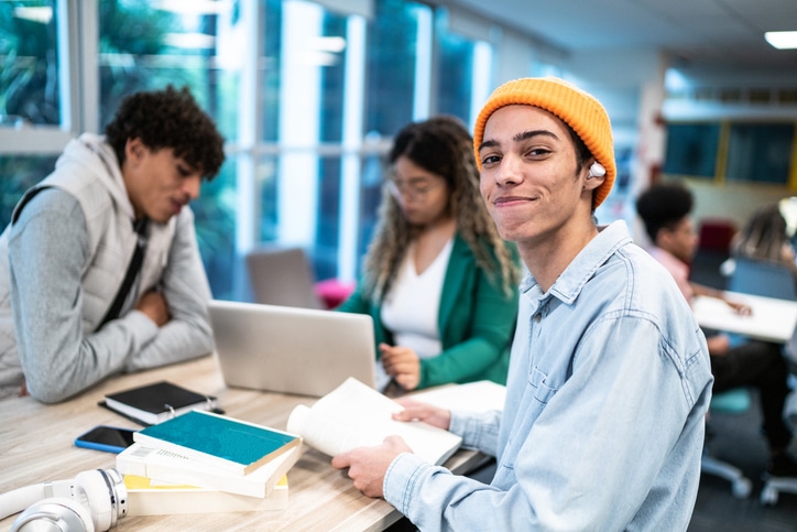 Bilan d’orientation au lycée avec accompagnement personnalisé pour aider un lycéen à construire son projet d’études.