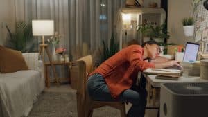 Personne qui met en pratique des méthodes efficaces pour vaincre la procrastination