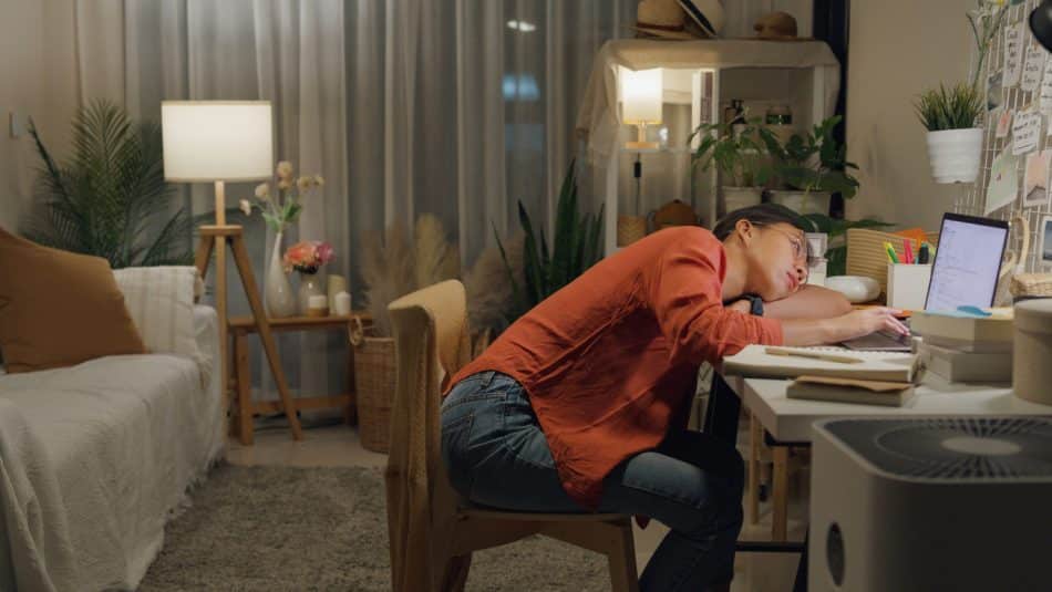 Personne qui met en pratique des méthodes efficaces pour vaincre la procrastination