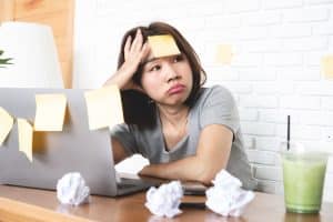 Personne appliquant des conseils pratiques pour ne plus procrastiner et passer à l'action